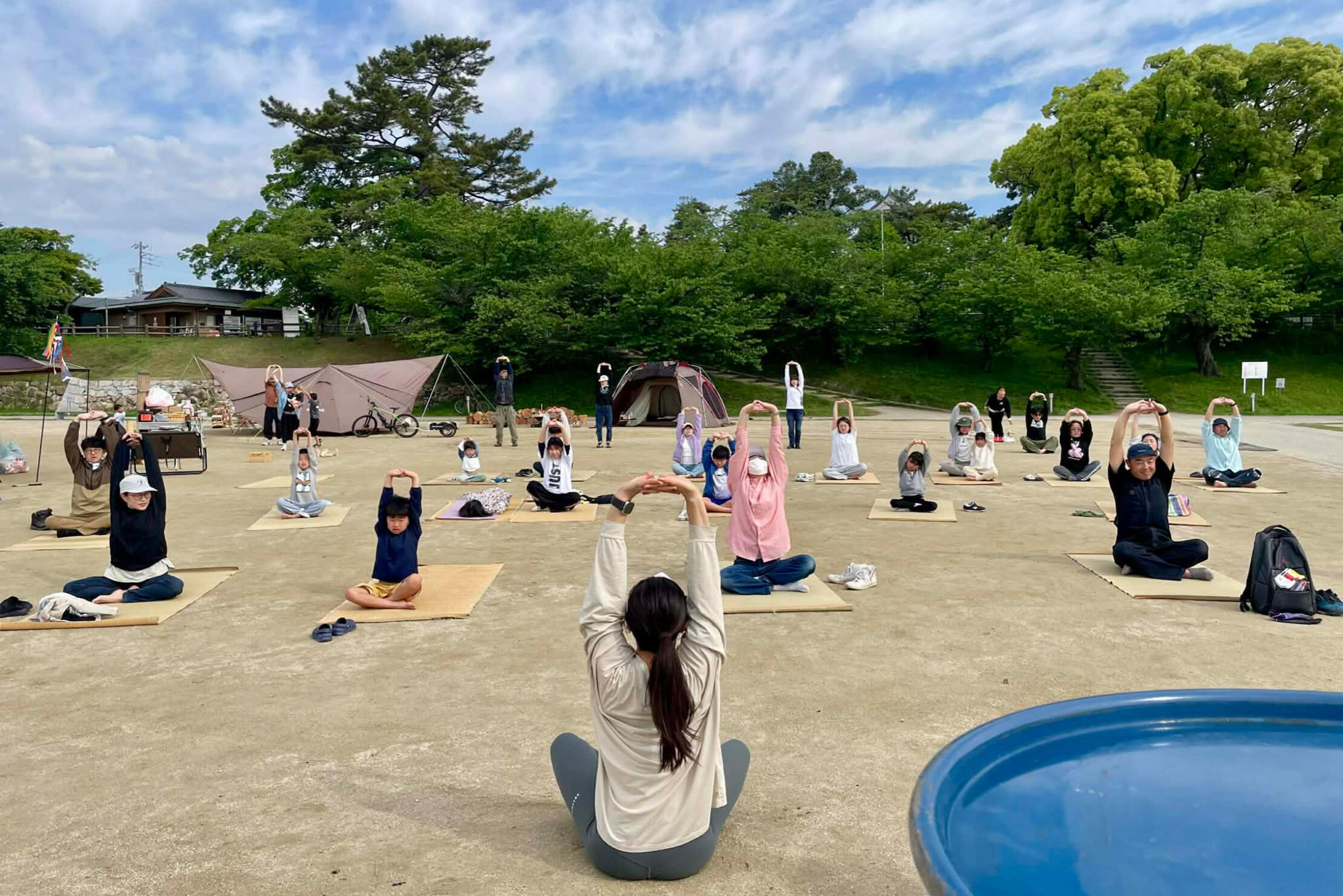 講師の先生によるモーニングヨガ体験