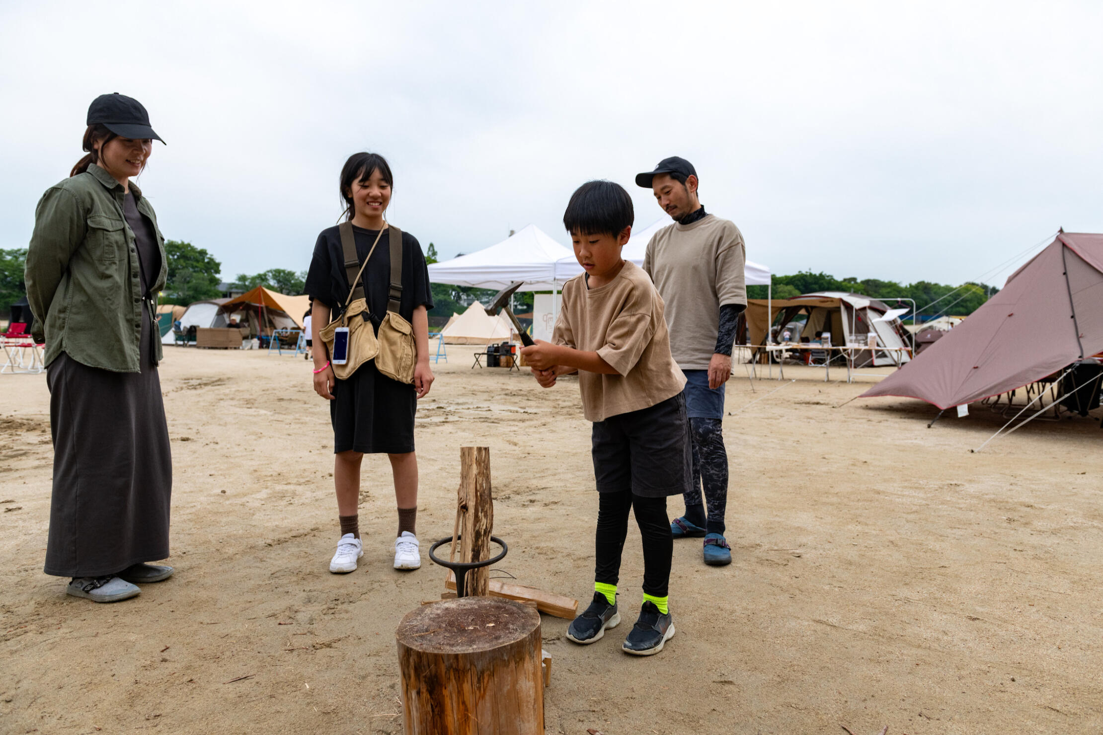大人も子どもも薪割りチャレンジ！